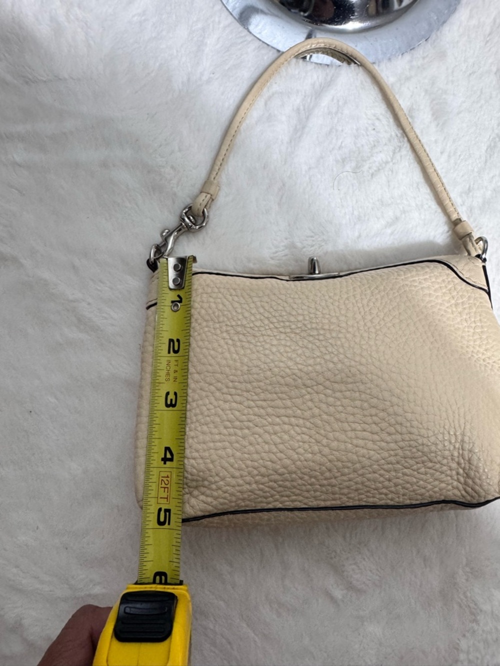 Women's Cream Leather Shoulder Bag - Designer Style - Picture 4 of 17